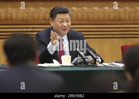 (180308) -- PEKING, 8. März 2018 () -- der chinesische Präsident Xi Jinping, ebenfalls Generalsekretär des Zentralkomitees der Kommunistischen Partei Chinas (KPCh) und Vorsitzender der Zentralen Militärkommission, nimmt an einer Podiumsdiskussion mit Abgeordneten aus der Provinz Shandong Teil, die auf der ersten Sitzung des 13. nationalen Volkskongresses in Peking, der Hauptstadt Chinas, am 8. März 2018 stattfand. (/Sheng Jiapeng) (ZWEI SITZUNGEN)CHINA-BEIJING-XI JINPING-NPC-PANEL-DISKUSSION (CN) Xinhua PUBLICATIONxNOTxINxCHN Stockfoto