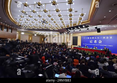 (180308) -- PEKING, 8. März 2018 -- der chinesische Außenminister Wang Yi stellt Fragen zu Chinas Außenpolitik und Außenbeziehungen auf einer Pressekonferenz am Rande der ersten Sitzung des 13. Nationalen Volkskongresses in Peking, Hauptstadt Chinas, 8. März 2018. China gab Außenstehenden am Donnerstag einen Einblick in die Absicht des Landes, mit zunehmendem globalen Einfluss die Diplomatie anzugehen. Auf einer jährlichen Presseveranstaltung stellte Außenminister Wang Yi eine grobe Skizze der Diplomatie eines Großlandes mit chinesischen Merkmalen vor, die für den Frieden steht, ohne dass dies der Fall wäre Stockfoto