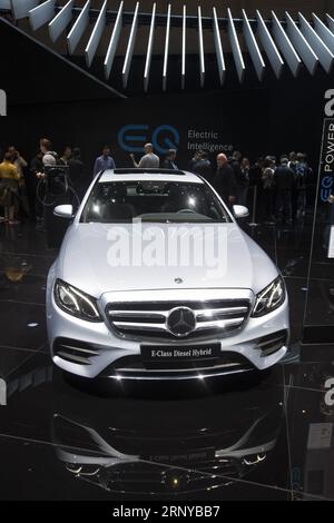 (180308) -- GENF, 8. März 2018 -- Foto aufgenommen am 8. März 2018 zeigt einen neuen Mercedes-Benz E-Klasse Diesel-Hybridwagen auf dem 88. Internationalen Automobilsalon in Genf, Schweiz. Die Motor Show, die mehr als 180 Aussteller aus der Welt anzieht, öffnet vom 8. Bis 18. März 2018 für die Öffentlichkeit. Es werden mehr als 700.000 Besucher erwartet, die die Veranstaltung besuchen werden. ) (Djj) SCHWEIZ-GENF-MOTORSHOW XuxJinquan PUBLICATIONxNOTxINxCHN Stockfoto