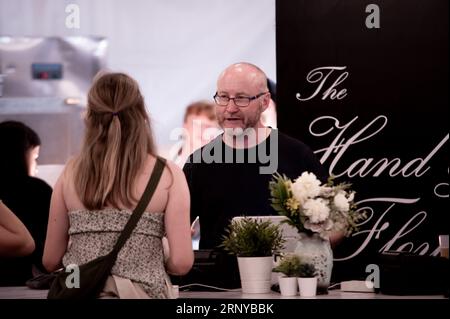 London, Vereinigtes Königreich. September 2023. Das Pub in the Park Festival in Chiswick, West London, wartet mit einer Schlange auf, um die Köstlichkeiten von Tom Kerridge zu probieren. Cristina Massei/Alamy Live News Stockfoto