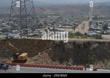 Tijuana, Baja California, Mexiko. September 2023. Neunzig Prozent des Grundstücks, auf dem dieser neue Grenzübergang auf mexikanischem Gebiet errichtet wird, sind bereits freigegeben worden, die restlichen zehn Prozent sind darauf zurückzuführen, dass die derzeitigen Eigentümer nicht gefunden wurden. aber die Beamten versichern, dass es bald gelöst werden wird, während sie sich auf das Viadukt konzentrieren, das die Alamar-Schnellstraße mit Otay II verbinden wird Die Stützen für das Viadukt werden derzeit gebaut, das aus acht Fahrspuren bestehen wird, um in die Vereinigten Staaten zu gelangen und sie zu verlassen. Die Investition beläuft sich auf 5.700 Mio. MXN-Pesos und wird voraussichtlich eingeweiht Stockfoto