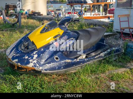 Gebrochener Jetski. Verlassenes Fahrzeug. Wasserfahrrad am Ufer. Yachtparkplatz Stockfoto