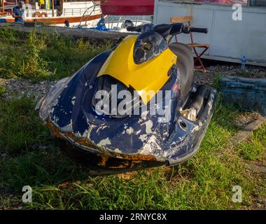 Gebrochener Jetski. Verlassenes Fahrzeug. Wasserfahrrad am Ufer. Yachtparkplatz Stockfoto