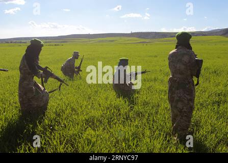 (180310) -- AFRIN, 10. März 2018 () -- türkisch unterstützte Frauen der Freien Syrischen Armee nehmen am 9. März 2018 an einer Ausbildung in Afrin, Nordsyrien, Teil. Die türkischen Streitkräfte und die verbündeten syrischen Rebellen befanden sich 4 km nordöstlich der von Kurden kontrollierten Stadt Afrin in Nordsyrien, berichtete eine Überwachungsgruppe am Samstag. () (zf) SYRIEN-AFRIN-TÜRKEI-MILITÄROPERATIONSFRAU Xinhua PUBLICATIONxNOTxINxCHN Stockfoto