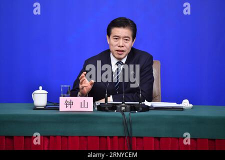(180311) -- PEKING, 11. März 2018 -- der chinesische Handelsminister Zhong Shan beantwortet Fragen auf einer Pressekonferenz über die Öffnung an allen Fronten und die Förderung einer qualitativ hochwertigen Entwicklung des Handelsgeschäfts am Rande der ersten Sitzung des 13. Nationalen Volkskongresses in Peking, der Hauptstadt Chinas, am 11. März 2018. ) (ZWEI SITZUNGEN)CHINA-BEIJING-NPC-PRESS CONFERENCE-COMMERCE (CN) LIXXIN PUBLICATIONXNOTXINXCHN Stockfoto
