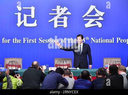 (180311) -- PEKING, 11. März 2018 -- der chinesische Handelsminister Zhong Shan wendet sich an Journalisten auf einer Pressekonferenz über die Öffnung an allen Fronten und die Förderung einer qualitativ hochwertigen Entwicklung des Handelsgeschäfts am Rande der ersten Sitzung des 13. Nationalen Volkskongresses in Peking, der Hauptstadt Chinas, am 11. März 2018. ) (ZWEI SITZUNGEN)CHINA-BEIJING-NPC-PRESS CONFERENCE-COMMERCE (CN) LIXXIN PUBLICATIONXNOTXINXCHN Stockfoto