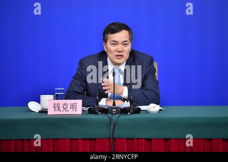 (180311) -- PEKING, 11. März 2018 -- der chinesische Vizeminister für Handel Qian Keming beantwortet Fragen auf einer Pressekonferenz zur Öffnung an allen Fronten und zur Förderung einer qualitativ hochwertigen Entwicklung des Handelsgeschäfts am Rande der ersten Sitzung des 13. Nationalen Volkskongresses in Peking, der Hauptstadt Chinas, am 11. März 2018. ) (ZWEI SITZUNGEN)CHINA-BEIJING-NPC-PRESS CONFERENCE-COMMERCE (CN) LIXXIN PUBLICATIONXNOTXINXCHN Stockfoto