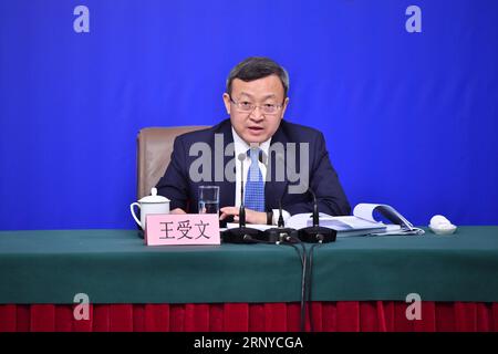 (180311) -- PEKING, 11. März 2018 -- der stellvertretende chinesische Handelsminister und stellvertretende chinesische Handelsbeauftragte Wang Shouwen beantwortet Fragen auf einer Pressekonferenz über die Öffnung an allen Fronten und die Förderung einer qualitativ hochwertigen Entwicklung des Handelsgeschäfts am Rande der ersten Tagung des 13. nationalen Volkskongresses in Peking. Hauptstadt Chinas, 11. März 2018. ) (ZWEI SITZUNGEN)CHINA-BEIJING-NPC-PRESS CONFERENCE-COMMERCE (CN) LIXXIN PUBLICATIONXNOTXINXCHN Stockfoto