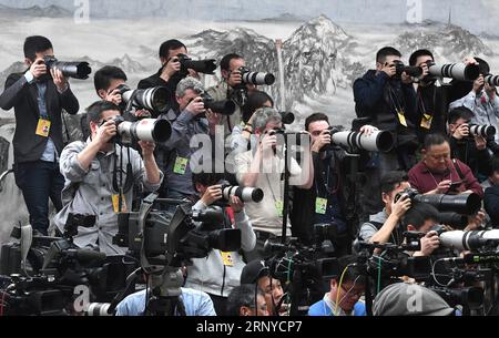 (180311) -- PEKING, 11. März 2018 -- Journalisten arbeiten auf einer Pressekonferenz über eine Änderung der Verfassung des Landes am Rande der ersten Sitzung des 13. Nationalen Volkskongresses in Peking, Hauptstadt Chinas, 11. März 2018. ) (ZWEI SITZUNGEN)CHINA-PEKING-NPC-PRESSEKONFERENZ (CN) SHENXHONG PUBLICATIONXNOTXINXCHN Stockfoto