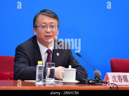 (180311) -- PEKING, 11. März 2018 -- Shen Chunyao, Sekretär der Bill Group of Secretariat der ersten Tagung des 13. Nationalen Volkskongresses (NPC) und Vorsitzender der Legislativkommission des Ständigen Ausschusses des NPC, beantwortet Fragen auf einer Pressekonferenz zur Änderung der Verfassung des Landes in Peking, Hauptstadt Chinas, 11. März 2018. ) (ZWEI SITZUNGEN)CHINA-PEKING-NPC-PRESSEKONFERENZ (CN) LIXXIN PUBLICATIONXNOTXINXCHN Stockfoto