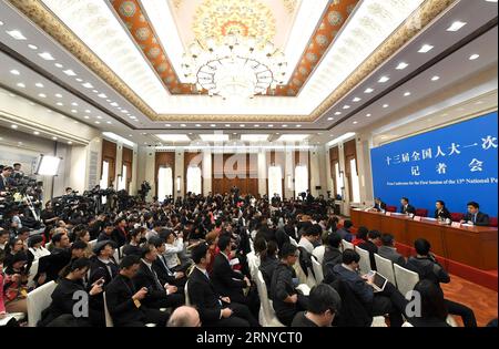 (180311) -- PEKING, 11. März 2018 -- Shen Chunyao, Sekretär der Bill Group of Secretariat der ersten Sitzung des 13. Nationalen Volkskongresses (NPC) und Vorsitzender der Legislativkommission des Ständigen Ausschusses des NPC, und Zheng Shuna, stellvertretender Sekretär der Bill Group des Sekretariats der ersten Tagung des 13. NPC und stellvertretender Vorsitzender der Legislativkommission des Ständigen Ausschusses des NPC, Fragen auf einer Pressekonferenz über eine Änderung der Verfassung des Landes in Peking, der Hauptstadt Chinas, am 11. März zu beantworten; 2018. ) (ZWEI SITZUNGEN)CHINA-PEKING-NPC Stockfoto