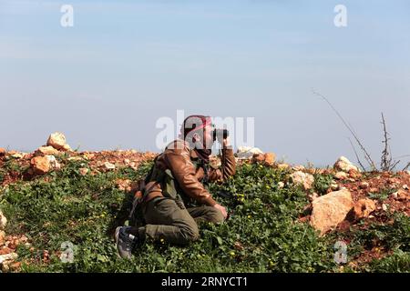 (180311) -- AFRIN, 11. März 2018 () -- Ein von der Türkei unterstützter Kämpfer der Freien Syrischen Armee beobachtet am 11. März 2018 durch Feldgläser in Afrin, Nordsyrien. Die türkischen Streitkräfte und die verbündeten syrischen Rebellen befanden sich 4 km nordöstlich der von Kurden kontrollierten Stadt Afrin in Nordsyrien, berichtete eine Überwachungsgruppe am Samstag. () SYRIEN-AFRIN-TÜRKEI-MILITÄROPERATIONSFREIE SYRISCHE ARMEE XINHUA PUBLICATIONXNOTXINXCHN Stockfoto