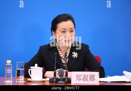 (180311) -- PEKING, 11. März 2018 -- Zheng Shuna, stellvertretender Sekretär der Bill Group of Secretariat der ersten Tagung des 13. Nationalen Volkskongresses (NPC) und stellvertretender Vorsitzender der Legislativkommission des Ständigen Ausschusses des NPC, beantwortet Fragen auf einer Pressekonferenz zur Änderung der Verfassung des Landes in Peking, Hauptstadt Chinas, 11. März 2018. ) (ZWEI SITZUNGEN)CHINA-PEKING-NPC-PRESSEKONFERENZ (CN) JINXLIWANG PUBLICATIONXNOTXINXCHN Stockfoto