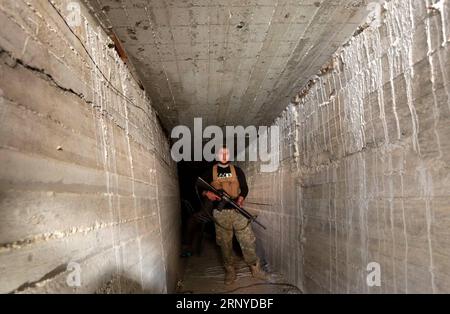 (180312) -- AFRIN (SYRIEN), 12. März 2018 () -- Ein Soldat der Freien Syrischen Armee (FSA) wird am 12. März 2018 in einem Tunnel in Afrin, Nordsyrien, gesehen. Das türkische Militär und sein Verbündeter, die Freie syrische Armee, machten am Montag schnelle Fortschritte während ihrer Operation in der syrischen Region Afrin, nur 1,5 km vom Stadtzentrum entfernt, berichtete die staatliche Anadolu-Agentur. () SYRIEN-AFRIN-TÜRKISCHE STREITKRÄFTE-NAHE IM STADTZENTRUM XINHUA PUBLICATIONXNOTXINXCHN Stockfoto