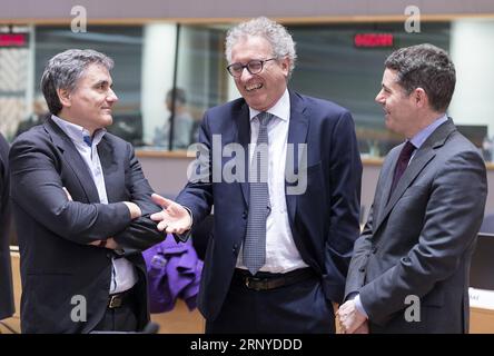 (180312) -- BRÜSSEL, 12. März 2018 -- der griechische Finanzminister Euclid Tsakalotos (L), der luxemburgische Finanzminister Pierre Gramegna (C) und der irische Finanzminister Paschal Donohoe sprechen vor einem Treffen der Finanzminister der Eurogruppe am 12. März 2018 in Brüssel, Belgien. Der Präsident der Eurogruppe Mario Centeno sagte am Montag, dass der Rettungsfonds der Eurozone voraussichtlich die nächste Tranche im Wert von 5,7 Milliarden Euro (7,03 Milliarden US-Dollar) in der zweiten Märzhälfte an Griechenland auszahlen wird. ) BELGIEN-BRÜSSEL-EUROLAND-DARLEHEN AN GRIECHENLAND THIERRYXMONASS PUBLICATIONXNOTXINXCHN Stockfoto