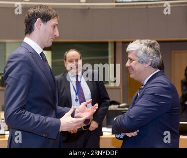 (180312) -- BRÜSSEL, 12. März 2018 -- der niederländische Finanzminister Wopke Hoekstra (L) spricht mit dem Präsidenten der Eurogruppe und dem portugiesischen Finanzminister Mario Centeno (R) vor einem Treffen der Finanzminister der Eurogruppe am 12. März 2018 in Brüssel, Belgien. Der Präsident der Eurogruppe Mario Centeno sagte am Montag, dass der Rettungsfonds der Eurozone voraussichtlich die nächste Tranche im Wert von 5,7 Milliarden Euro (7,03 Milliarden US-Dollar) in der zweiten Märzhälfte an Griechenland auszahlen wird. ) BELGIEN-BRÜSSEL-EUROLAND-DARLEHEN AN GRIECHENLAND THIERRYXMONASS PUBLICATIONXNOTXINXCHN Stockfoto