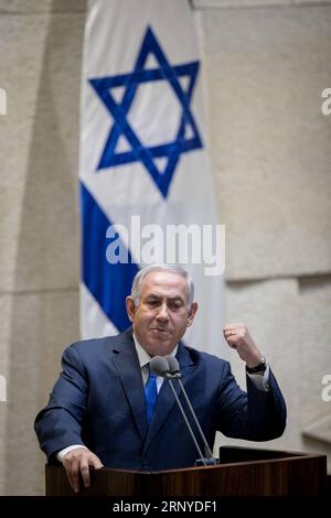 180313 – JERUSALEM, 13. März 2018 – der israelische Premierminister Benjamin Netanjahu spricht vor dem Knesset-parlament in Jerusalem am 12. März 2018. Benjamin Netanjahu forderte seine Koalitionspartner auf, sich nicht aus der Regierung zurückzuziehen, weil ein umstrittenes Gesetz jüdische ultra-orthodoxe Studenten vom Militärdienst ausnahm. JINI jmmn MIDEAST-JERUSALEM-NETANYAHU GUOYU PUBLICATIONxNOTxINxCHN Stockfoto