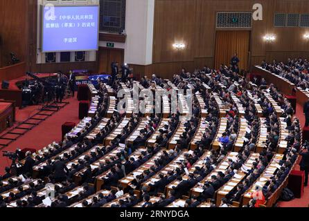 (180313) -- PEKING, 13. März 2018 -- die vierte Plenarsitzung der ersten Sitzung des 13. Nationalen Volkskongresses (NPC) findet in der Großen Halle des Volkes in Peking, Hauptstadt Chinas, 13. März 2018 statt. ) (ZWEI SITZUNGEN)CHINA-PEKING-NPC-VIERTE PLENARSITZUNG (CN) LIUXWEIBING PUBLICATIONXNOTXINXCHN Stockfoto