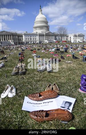 (180313) -- WASHINGTON, 13. März 2018 -- Schuhe, die die Kinder repräsentieren, die seit den Shootings der Sandy Hook Elementary School 2012 in Washington D.C. in den Vereinigten Staaten getötet wurden, werden am 13. März 2018 auf dem Rasen vor dem Kapitol in Washington D.C. gesehen. Eine Aktivistengruppe legte am Dienstag 7.000 Paar Schuhe auf den Rasen vor dem US-Kongress, um gegen die Untätigkeit der Gesetzgeber angesichts der häufigen Schulerschießungen im Land zu protestieren. ) US-WASHINGTON D.C.-SCHOOL SHOOTINGS-PROTEST-SHOES YANGXCHENGLIN PUBLICATIONXNOTXINXCHN Stockfoto