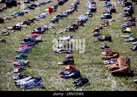 (180313) -- WASHINGTON, 13. März 2018 -- Schuhe, die die Kinder repräsentieren, die seit den Shootings der Sandy Hook Elementary School 2012 in Washington D.C. in den Vereinigten Staaten getötet wurden, werden am 13. März 2018 auf dem Rasen vor dem Kapitol in Washington D.C. gesehen. Eine Aktivistengruppe legte am Dienstag 7.000 Paar Schuhe auf den Rasen vor dem US-Kongress, um gegen die Untätigkeit der Gesetzgeber angesichts der häufigen Schulerschießungen im Land zu protestieren. ) US-WASHINGTON D.C.-SCHOOL SHOOTINGS-PROTEST-SHOES TINGXSHEN PUBLICATIONXNOTXINXCHN Stockfoto