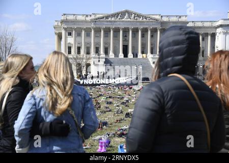 (180313) -- WASHINGTON, 13. März 2018 -- die Leute schauen sich Schuhe an, die die Kinder darstellen, die bei Schulerschießungen seit Sandy Hook Elementary School 2012 auf dem Rasen vor dem Kapitol in Washington D.C., den Vereinigten Staaten, am 13. März 2018 getötet wurden. Eine Aktivistengruppe legte am Dienstag 7.000 Paar Schuhe auf den Rasen vor dem US-Kongress, um gegen die Untätigkeit der Gesetzgeber angesichts der häufigen Schulerschießungen im Land zu protestieren. ) US-WASHINGTON D.C.-SCHOOL SHOOTINGS-PROTEST-SHOES YANGXCHENGLIN PUBLICATIONXNOTXINXCHN Stockfoto