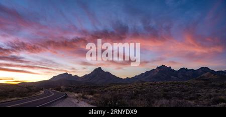 Kurve in der Straße mit Sonnenaufgangsfarben in Big Bend Stockfoto