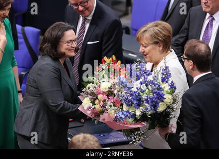 (180314) -- BERLIN, 14. März 2018 -- Angela Merkel wird von Andrea Nahles (L) von der Sozialdemokratischen Partei (SPD) beglückwünscht, nachdem sie am 14. März 2018 in Berlin als Kanzlerin wiedergewählt wurde. Angela Merkel wurde am Mittwoch vom parlament zur bundeskanzlerin wiedergewählt und begann ihre vierte Amtszeit, um Europas größte Wirtschaft zu führen. (Djj) DEUTSCHLAND-BERLIN-MERKEL-BUNDESKANZLER-re-ELECTED ShanxYuqi PUBLICATIONxNOTxINxCHN Stockfoto