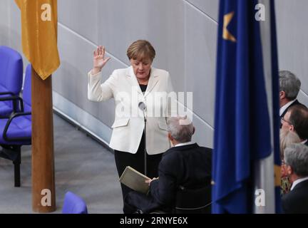 (180314) -- BERLIN, 14. März 2018 -- Angela Merkel leistet den Amtseid bei einer parlamentssitzung in Berlin, 14. März 2018. Angela Merkel wurde am Mittwoch vom parlament als bundeskanzlerin wiedergewählt und begann ihre vierte Amtszeit, um Europas größte Wirtschaft zu führen. (swt) DEUTSCHLAND-BERLIN-MERKEL-BUNDESKANZLERVEREIDIGUNG ShanxYuqi PUBLICATIONxNOTxINxCHN Stockfoto