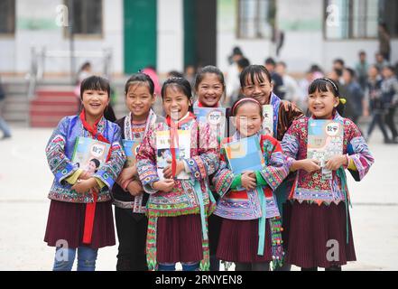 (180315) -- PEKING, 15. März 2018 -- Aktenfoto, aufgenommen am 29. November 2017, zeigt Mädchen, die auf einer Schule in Baiyun Township in Rongshui, Miao Autonomous County, Südchinas autonome Region Guangxi Zhuang posieren. Die Grundschuleinschulungsquote der Mädchen der ethnischen Gruppe der Roten Yao betrug 1988 3,2 %. Dank der Arbeit zur Armutsbekämpfung stieg die Zahl im Rongshui County nach 20 Jahren Anstrengungen auf 98,4%, wobei die besondere ethnische Politik der Befreiung von Mädchen von allen Gebühren und der Einrichtung von Mädchenklassen bestand. China hat zugesagt, weitere 10 Millionen Menschen in seiner rura aus der Armut zu befreien Stockfoto