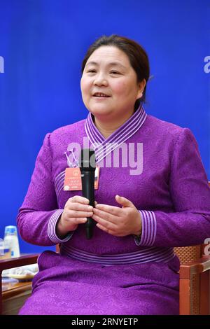 (180315) -- PEKING, 15. März 2018 -- Zhao Huijie, Abgeordneter des Nationalen Volkskongresses und Parteisekretär des Xiaomiaozi-Dorfes Chifeng in der Autonomen Region Innere Mongolei in Nordchina, spricht auf einer Pressekonferenz, um ihre Erfahrungen zur Armutsbekämpfung in Peking, der Hauptstadt Chinas, am 15. März 2018 mitzuteilen. ) (ZWEI SITZUNGEN)CHINA-PEKING-NPC-PRESS-KONFERENZ-ARMUTSBEKÄMPFUNG (CN) LIXXIN PUBLICATIONXNOTXINXCHN Stockfoto