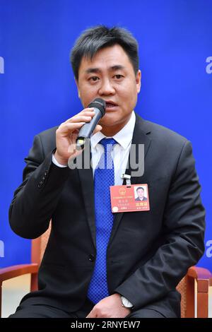 (180315) -- PEKING, 15. März 2018 -- Cao Qinghua, Abgeordneter des Nationalen Volkskongresses und Parteisekretär der Gemeinde Lianzhu der Stadt Puer in der Provinz Yunnan im Südwesten Chinas, spricht auf einer Pressekonferenz, um seine Erfahrungen zur Armutsbekämpfung in Peking, der Hauptstadt Chinas, am 15. März 2018 mitzuteilen. ) (ZWEI SITZUNGEN)CHINA-PEKING-NPC-PRESS-KONFERENZ-ARMUTSBEKÄMPFUNG (CN) LIXXIN PUBLICATIONXNOTXINXCHN Stockfoto