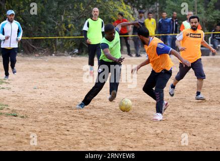 (180315) -- TRIPOLI, 15. März 2018 -- Libysche junge Männer spielen Fußball während einer lokalen Fußballliga in Tripoli, Libyen, 6. März 2018. Die Popularität des Fußballs, der besonders von vielen jungen libyschen Männern geliebt wird, ist in den Straßen und Vierteln des vom Krieg zerrütteten Landes zu sehen. Adel Mohammed, ein junger Fußballfan aus der Hauptstadt Tripoli, organisierte eine lokale Fußballliga aus jungen Menschen aus verschiedenen Vierteln, um politischen Druck und Gewalt zu beseitigen. ) (Djj) LIBYEN-TRIPOLI-FUSSBALL-FRIEDEN HamzaxTurkia PUBLICATIONxNOTxINxCHN Stockfoto