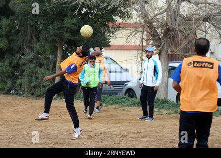 (180315) -- TRIPOLI, 15. März 2018 -- Libysche junge Männer spielen Fußball während einer lokalen Fußballliga in Tripoli, Libyen, 6. März 2018. Die Popularität des Fußballs, der besonders von vielen jungen libyschen Männern geliebt wird, ist in den Straßen und Vierteln des vom Krieg zerrütteten Landes zu sehen. Adel Mohammed, ein junger Fußballfan aus der Hauptstadt Tripoli, organisierte eine lokale Fußballliga aus jungen Menschen aus verschiedenen Vierteln, um politischen Druck und Gewalt zu beseitigen. ) (Djj) LIBYEN-TRIPOLI-FUSSBALL-FRIEDEN HamzaxTurkia PUBLICATIONxNOTxINxCHN Stockfoto