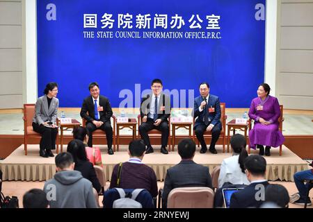 (180315) -- PEKING, 15. März 2018 -- Zhao Huijie (1. R), Xiang Changjiang (2. R), Li Jun (C) und Cao Qinghua (2. L), Abgeordnete des Nationalen Volkskongresses, nehmen an einer Pressekonferenz Teil, um ihre Erfahrungen zur Armutsbekämpfung in Peking, der Hauptstadt Chinas, am 15. März 2018, zu teilen. ) (ZWEI SITZUNGEN)CHINA-PEKING-NPC-PRESS-KONFERENZ-ARMUTSBEKÄMPFUNG (CN) LIXXIN PUBLICATIONXNOTXINXCHN Stockfoto