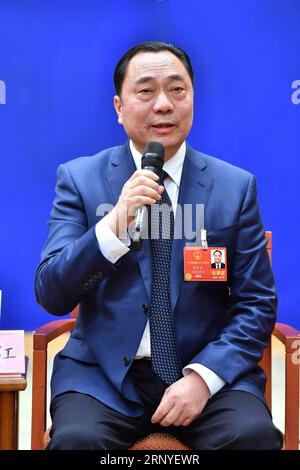 (180315) -- PEKING, 15. März 2018 -- Xiang Changjiang, ein Abgeordneter des Nationalen Volkskongresses und Direktor des Dorfkomitees des Xiangjia Dorfes im Bezirk Longhui in der zentralchinesischen Provinz Hunan, spricht auf einer Pressekonferenz, um seine Erfahrungen zur Armutsbekämpfung in Peking, der Hauptstadt Chinas, am 15. März 2018 mitzuteilen. ) (ZWEI SITZUNGEN)CHINA-PEKING-NPC-PRESS-KONFERENZ-ARMUTSBEKÄMPFUNG (CN) LIXXIN PUBLICATIONXNOTXINXCHN Stockfoto