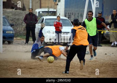 (180315) -- TRIPOLI, 15. März 2018 -- Libysche junge Männer spielen Fußball während einer lokalen Fußballliga in Tripoli, Libyen, 6. März 2018. Die Popularität des Fußballs, der besonders von vielen jungen libyschen Männern geliebt wird, ist in den Straßen und Vierteln des vom Krieg zerrütteten Landes zu sehen. Adel Mohammed, ein junger Fußballfan aus der Hauptstadt Tripoli, organisierte eine lokale Fußballliga aus jungen Menschen aus verschiedenen Vierteln, um politischen Druck und Gewalt zu beseitigen. ) (Djj) LIBYEN-TRIPOLI-FUSSBALL-FRIEDEN HamzaxTurkia PUBLICATIONxNOTxINxCHN Stockfoto