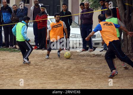 (180315) -- TRIPOLI, 15. März 2018 -- Libysche junge Männer spielen Fußball während einer lokalen Fußballliga in Tripoli, Libyen, 6. März 2018. Die Popularität des Fußballs, der besonders von vielen jungen libyschen Männern geliebt wird, ist in den Straßen und Vierteln des vom Krieg zerrütteten Landes zu sehen. Adel Mohammed, ein junger Fußballfan aus der Hauptstadt Tripoli, organisierte eine lokale Fußballliga aus jungen Menschen aus verschiedenen Vierteln, um politischen Druck und Gewalt zu beseitigen. ) (Djj) LIBYEN-TRIPOLI-FUSSBALL-FRIEDEN HamzaxTurkia PUBLICATIONxNOTxINxCHN Stockfoto