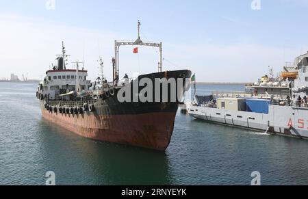 (180315) -- TRIPOLI, 15. März 2018 -- Foto vom 15. März 2018 zeigt den ausländischen Öltanker, der auf der Marinestützpunkt Tripoli in Tripoli, Libyen ankommt. Die libysche Marine beschlagnahmte am Donnerstagmorgen einen ausländischen Tanker, weil er vor der Küste von Zuwara, etwa 120 km westlich der Hauptstadt Tripoli, Treibstoff geschmuggelt hatte. LIBYEN-TRIPOLI-NAVY-AUSLÄNDISCHE TANKER-SCHMUGGEL HAMZAXTURKIA PUBLICATIONXNOTXINXCHN Stockfoto