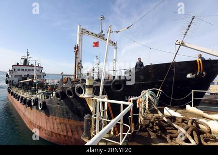 (180315) -- TRIPOLI, 15. März 2018 -- Foto vom 15. März 2018 zeigt den ausländischen Öltanker, der auf der Marinestützpunkt Tripoli in Tripoli, Libyen ankommt. Die libysche Marine beschlagnahmte am Donnerstagmorgen einen ausländischen Tanker, weil er vor der Küste von Zuwara, etwa 120 km westlich der Hauptstadt Tripoli, Treibstoff geschmuggelt hatte. LIBYEN-TRIPOLI-NAVY-AUSLÄNDISCHE TANKER-SCHMUGGEL HAMZAXTURKIA PUBLICATIONXNOTXINXCHN Stockfoto