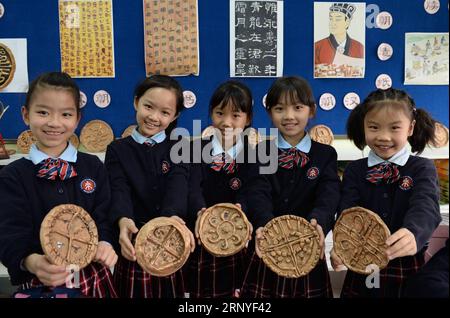 (180316) -- XI AN, 16. März 2018 -- Studenten zeigen Nachbildungen von alten chinesischen Dachpfannen, die sie während eines Museumsstudiums an der zweiten Grundschule von Qujiang in Xi an, Provinz Shaanxi im Nordwesten Chinas, am 15. März 2018 gemacht haben. 2017 begann die zweite Grundschule in Xi an, museale Inhalte in ihren Lehrplan aufzunehmen. Die Schüler lernen Museen entweder im Klassenzimmer oder auf Studienreisen kennen. Vor kurzem hat die Schule sogar ein eigenes Campus-Museum für bessere Studienerfahrung gebaut. ) (lmm) CHINA-SHAANXI-PRIMARY SCHOOL-MUSEUM STUDIES (CN) LixYibo PUBLICATIONxNOTxINxCHN Stockfoto