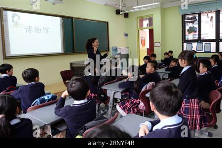 (180316) -- XI AN, 16. März 2018 -- Schüler der dritten Klasse nehmen an einer Museumsstunde Teil, die vom Lehrer Shen Shen an der Qujiang Second Primary School in Xi an, Provinz Shaanxi im Nordwesten Chinas, am 15. März 2018 gegeben wird. 2017 begann die zweite Grundschule in Xi an, museale Inhalte in ihren Lehrplan aufzunehmen. Die Schüler lernen Museen entweder im Klassenzimmer oder auf Studienreisen kennen. Vor kurzem hat die Schule sogar ein eigenes Campus-Museum für bessere Studienerfahrung gebaut. ) (lmm) CHINA-SHAANXI-PRIMARY SCHOOL-MUSEUM STUDIES (CN) LixYibo PUBLICATIONxNOTxINxCHN Stockfoto