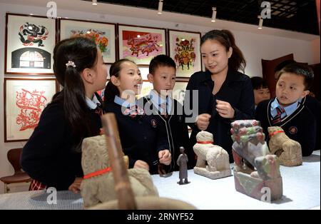 (180316) -- XI AN, 16. März 2018 -- Schüler nehmen eine Museumsstunde von Lehrer Shen Shen (4. L) in einem neu eröffneten Campus-Museum der zweiten Grundschule von Qujiang in Xi an, Provinz Shaanxi im Nordwesten Chinas, 15. März 2018. 2017 begann die zweite Grundschule in Xi an, museale Inhalte in ihren Lehrplan aufzunehmen. Die Schüler lernen Museen entweder im Klassenzimmer oder auf Studienreisen kennen. Vor kurzem hat die Schule sogar ein eigenes Campus-Museum für bessere Studienerfahrung gebaut. ) (lmm) CHINA-SHAANXI-PRIMARY SCHOOL-MUSEUM STUDIES (CN) LixYibo PUBLICATIONxNOTxINxCHN Stockfoto