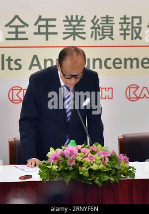 (180316) -- HONGKONG, 16. März 2018 -- der Hongkonger Tycoon Li Ka-shing nimmt am 16. März 2018 an einer Pressekonferenz im südchinesischen Hongkong Teil. Li Ka-shing sagte am Freitag, dass er sich aus seinem Unternehmensimperium zurückzieht. Li sagte, er werde offiziell als Vorsitzender der CK Hutchison Holdings Ltd. Und der CK Asset Holdings Ltd. Auf der Jahreshauptversammlung des Unternehmens am 10. Mai zurücktreten und als leitender Berater fungieren. Sein älterer Sohn Victor Li Tzar Kuoi wird ihm nachfolgen. (LMM) CHINA-HONG KONG-BUSINESS-LI KA-SHING-RETIREMENT (CN) WANGXXI PUBLICATIONXNOTXINXCHN Stockfoto