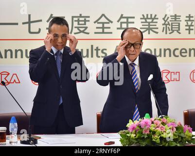 (180316) -- HONGKONG, 16. März 2018 -- der Hongkonger Tycoon Li Ka-shing (R) und sein älterer Sohn Victor Li Tzar Kuoi nehmen am 16. März 2018 an einer Pressekonferenz im südchinesischen Hongkong Teil. Li Ka-shing sagte am Freitag, dass er sich aus seinem Unternehmensimperium zurückzieht. Li sagte, er werde offiziell als Vorsitzender der CK Hutchison Holdings Ltd. Und der CK Asset Holdings Ltd. Auf der Jahreshauptversammlung des Unternehmens am 10. Mai zurücktreten und als leitender Berater fungieren. Sein älterer Sohn Victor Li Tzar Kuoi wird ihm nachfolgen. (LMM) CHINA-HONG KONG-BUSINESS-LI KA-SHING-RETIREMENT (CN) WANGXXI PUBLICATIONXNO Stockfoto
