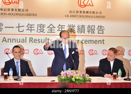 (180316) -- HONGKONG, 16. März 2018 -- der Hongkonger Tycoon Li Ka-shing (C) nimmt am 16. März 2018 an einer Pressekonferenz im südchinesischen Hongkong Teil. Li Ka-shing sagte am Freitag, dass er sich aus seinem Unternehmensimperium zurückzieht. Li sagte, er werde offiziell als Vorsitzender der CK Hutchison Holdings Ltd. Und der CK Asset Holdings Ltd. Auf der Jahreshauptversammlung des Unternehmens am 10. Mai zurücktreten und als leitender Berater fungieren. Sein älterer Sohn Victor Li Tzar Kuoi wird ihm nachfolgen. (LMM) CHINA-HONG KONG-BUSINESS-LI KA-SHING-RETIREMENT (CN) WANGXXI PUBLICATIONXNOTXINXCHN Stockfoto