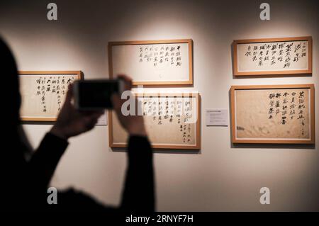 (180316) -- NEW YORK, 16. März 2018 -- Ein Besucher macht Fotos von Dinnermenüs des chinesischen Künstlers Zhang Daqian während der öffentlichen Besichtigung der Christie's Asian Art Week in New York, USA, am 16. März 2018. Christie s startete am Freitag seine Asian Art Week, eine Reihe von Auktionen, Besichtigungen und Veranstaltungen, vom 16. Bis 23. März. In dieser Saison werden sechs verschiedene Auktionen durchgeführt, darunter Fine Chinese Ceramics and Works of Art, South Asian Modern + Contemporary Art usw. ) U.S.-NEW YORK-CHRISTIE S-ASIAN ART WEEK WANGXYING PUBLICATIONXNOTXINXCHN Stockfoto