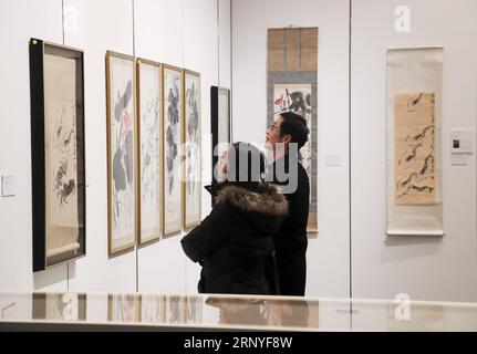 (180316) -- NEW YORK, 16. März 2018 -- Besucher schauen sich die Kunstwerke des chinesischen Künstlers Qi Baishi während der öffentlichen Besichtigung der Christie’s Asian Art Week in New York, USA, am 16. März 2018 an. Christie s startete am Freitag seine Asian Art Week, eine Reihe von Auktionen, Besichtigungen und Veranstaltungen, vom 16. Bis 23. März. In dieser Saison werden sechs verschiedene Auktionen durchgeführt, darunter Fine Chinese Ceramics and Works of Art, South Asian Modern + Contemporary Art usw. ) U.S.-NEW YORK-CHRISTIE S-ASIAN ART WEEK WANGXYING PUBLICATIONXNOTXINXCHN Stockfoto