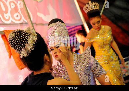 (180317) -- BANGKOK, 17. März 2018 -- Schauspieler bereiten Backstage vor einer traditionellen thailändischen Theateraufführung (Thai Opera) in Bangkok, THAILAND, 16. März 2018.)(psw) THAILAND-BANGKOK-THAI OPERA RachenxSageamsak PUBLICATIONxNOTxINxCHN Stockfoto