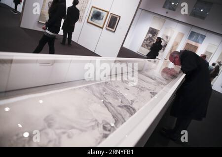 (180316) -- NEW YORK, 16. März 2018 -- Ein Besucher betrachtet die Sixteen Arhats während der öffentlichen Besichtigung der Christie’s Asian Art Week in New York, USA, am 16. März 2018. Christie s startete am Freitag seine Asian Art Week, eine Reihe von Auktionen, Besichtigungen und Veranstaltungen, vom 16. Bis 23. März. In dieser Saison werden sechs verschiedene Auktionen durchgeführt, darunter Fine Chinese Ceramics and Works of Art, South Asian Modern + Contemporary Art usw. ) U.S.-NEW YORK-CHRISTIE S-ASIAN ART WEEK WANGXYING PUBLICATIONXNOTXINXCHN Stockfoto