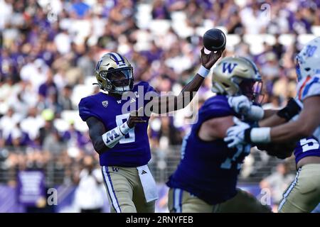 2. September 2023: Michael Penix Jr. (9), Quarterback der Washington Huskies, wirft während des NCAA-Fußballspiels zwischen den Boise State Broncos und den Washington Huskies im Husky Stadium in Seattle, WA, einen Screen Pass. Washington besiegte Boise State mit 56:19. Steve Faber/CSM (Bild: © Steve Faber/Cal Sport Media) Stockfoto